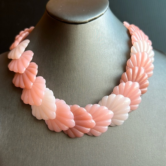 VTG Avon Pink Lucite Ombré Heart Shaped Leaf Statement Necklace 17.5”-19.5” - Picture 8 of 8
